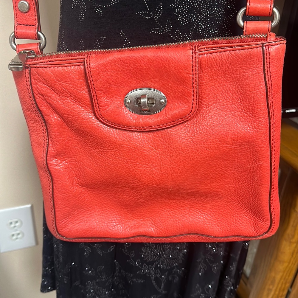 Red leather Fossil crossbody purse with adjustable strap. EUC